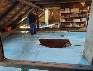 Zateplení stropu rodinného domu pomocí foukané izolace